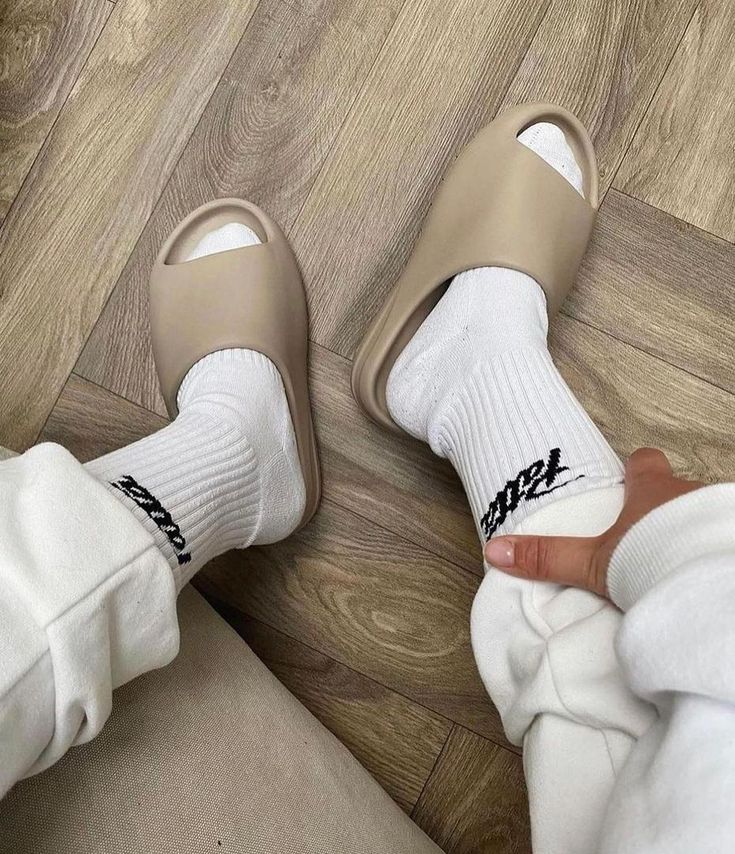 Adidas Yeezy Slide Pure - Image 3